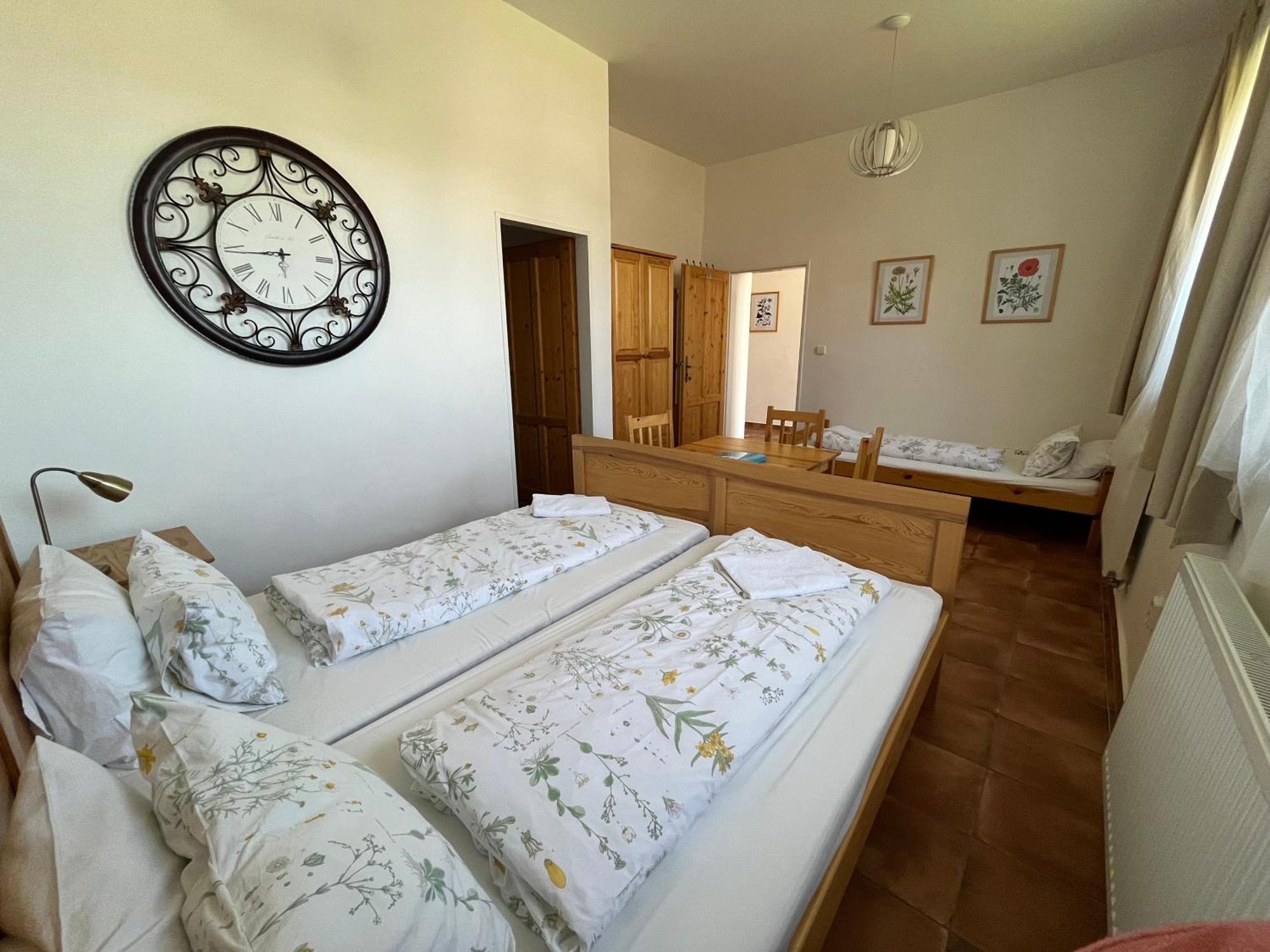 Dvur Nove Zamky Hotel Mladec Luaran gambar
